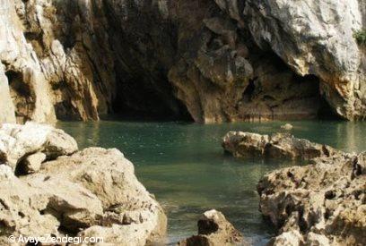 ساحلی در میان کوهها ساحلی در میان کوهها