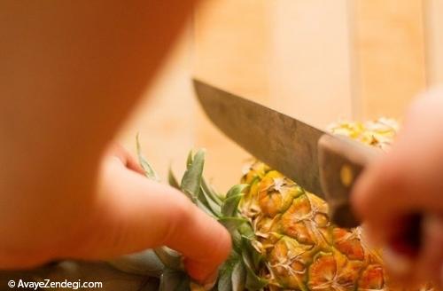  آموزش تصویری پوست کندن آناناس به شیوه ساده 
