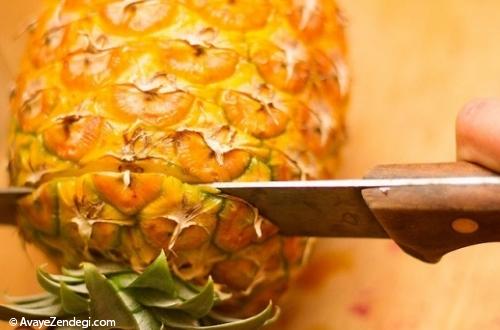  آموزش تصویری پوست کندن آناناس به شیوه ساده 