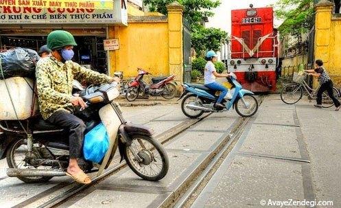  عبور قطار از کوچه های تنگ و باریک 