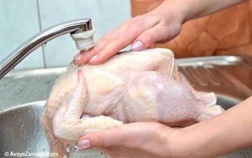 شستن مرغ خام ضرر دارد، مراقب باشید!!